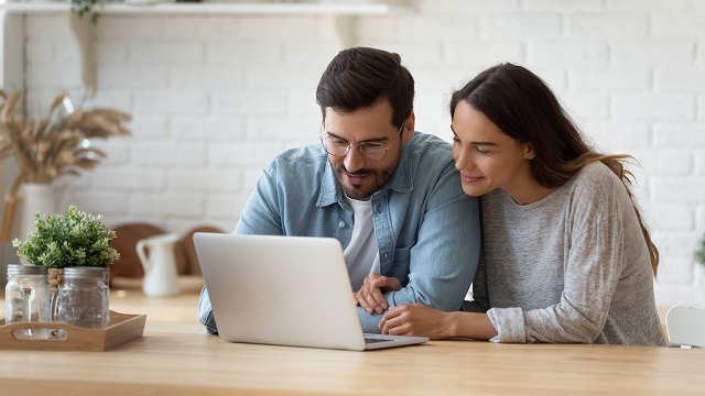 A couple choosing the best bitcoin wallet Australia. 